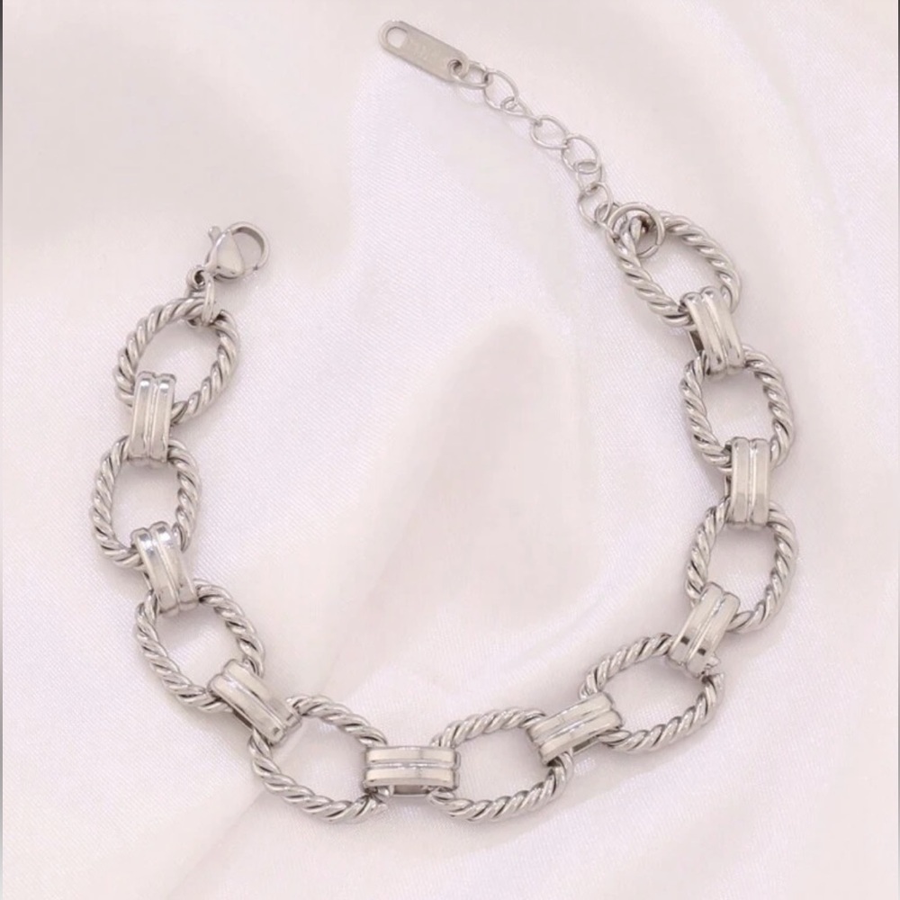 Stylish Silver Link Bracelet